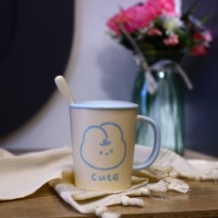 Tasse à café en céramique avec cuillère