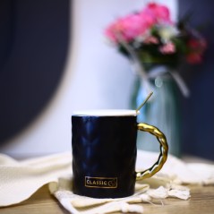 Tasse à café en céramique avec cuillère