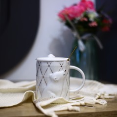 Tasse à café en céramique avec cuillère