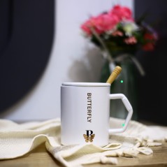 Tasse à café en céramique avec cuillère