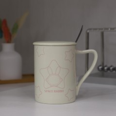 Tasse à café en céramique avec cuillère