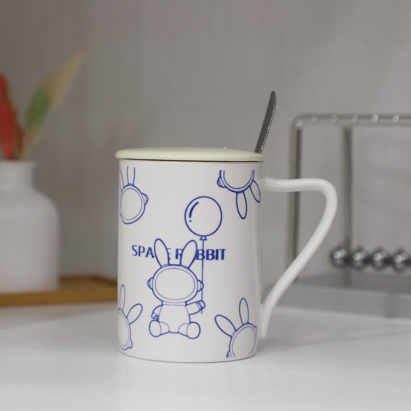 Tasse à café en céramique avec cuillère