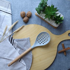 Cuillère à fentes en silicone avec manche long