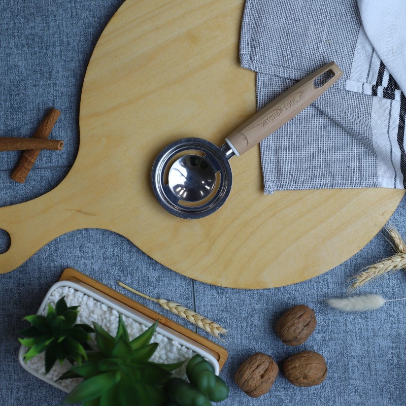 Séparateur de Blanc d’Œuf avec Manche en Bois