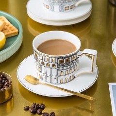 Tasse à café en céramique avec cuillère